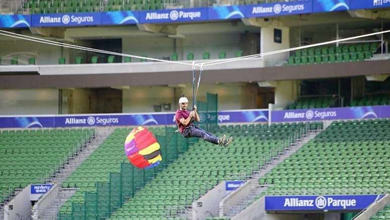 Tirolesa serve para fazer a travessia no Allianz Parque