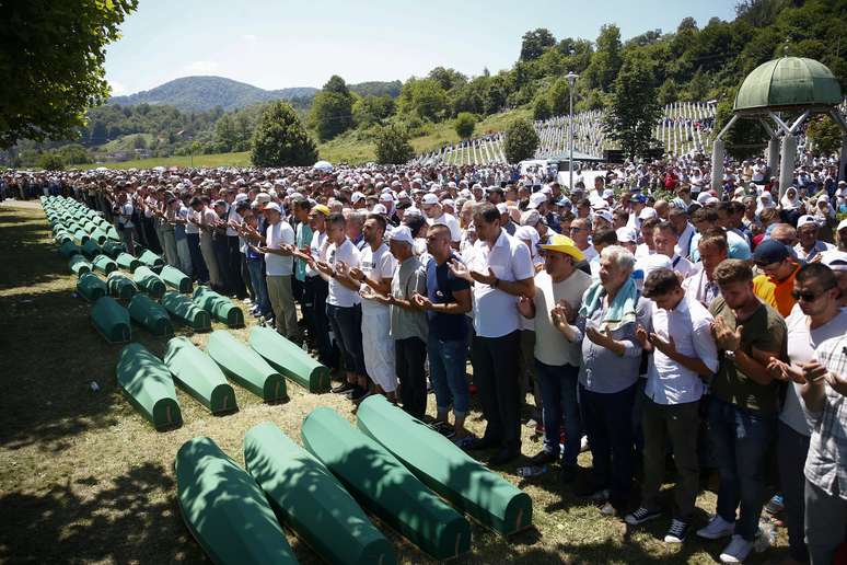 Pessoas rezam em frente a caixões de familiares que foram identificados como vítimas de massacre de 1995 em Srebrenica
11/07/2017
REUTERS/Dado Ruvic