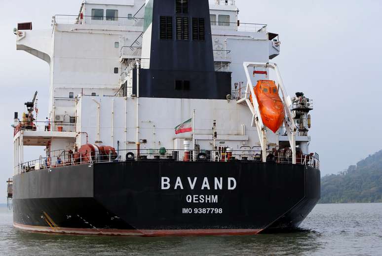 Navio de bandeira iraniana Bavand  no porto de Paranagu&aacute;