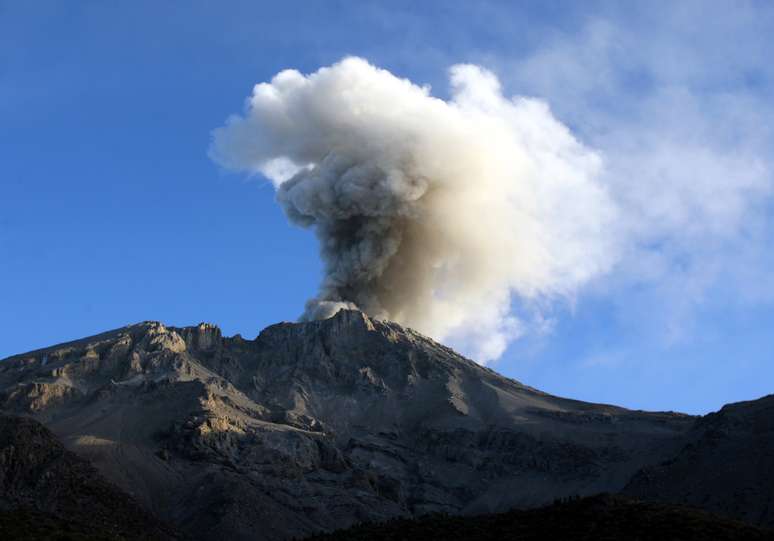 Vista do vulcão Ubinas a partir da cidade de Querapi, Peru 
20/04/2006
REUTERS/Mariana Bazo