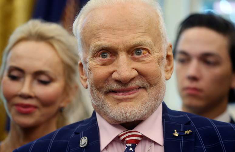 Former astronaut Buzz Aldrin smiles as U.S. President Donald Trump honors him, Michael Collins and their family members during an Apollo 11 moon landing 50th anniversary commemoration in the Oval Office of the White House in Washington, U.S., July 19, 2019. REUTERS/Leah Millis - RC1B2B640C40