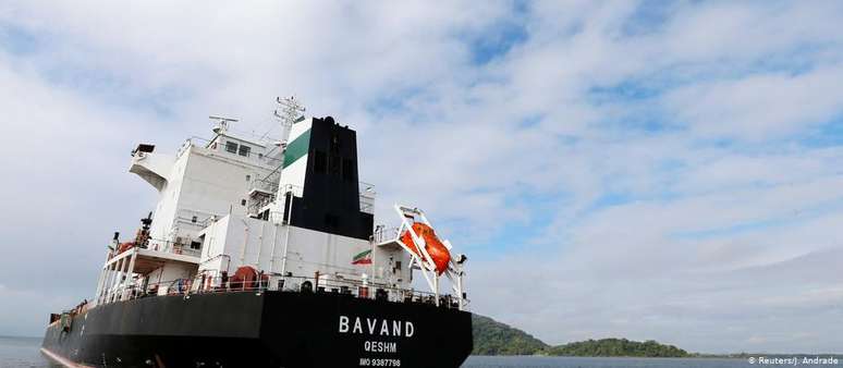 Navio iraniano Bavand está parado próximo ao Porto de Paranaguá