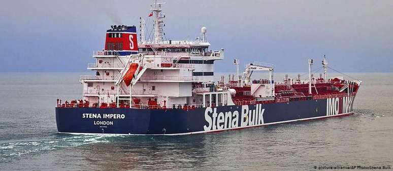 Foto mostra petroleiro britânico que teria sido capturado pelo Irã