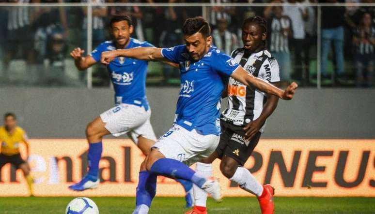 O duelo no campo pode virar dor de cabeça para o alvinegro com as atitudes de alguns torcedores que jogadram vários objetos durante o jogo- (Reprodução/Twitter)