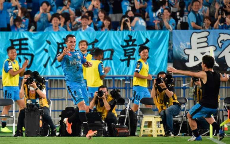 Leandro Damião marcou o gol do Kawasaki Frontale sobre o Chelsea (Foto: KAZUHIRO NOGI / AFP)