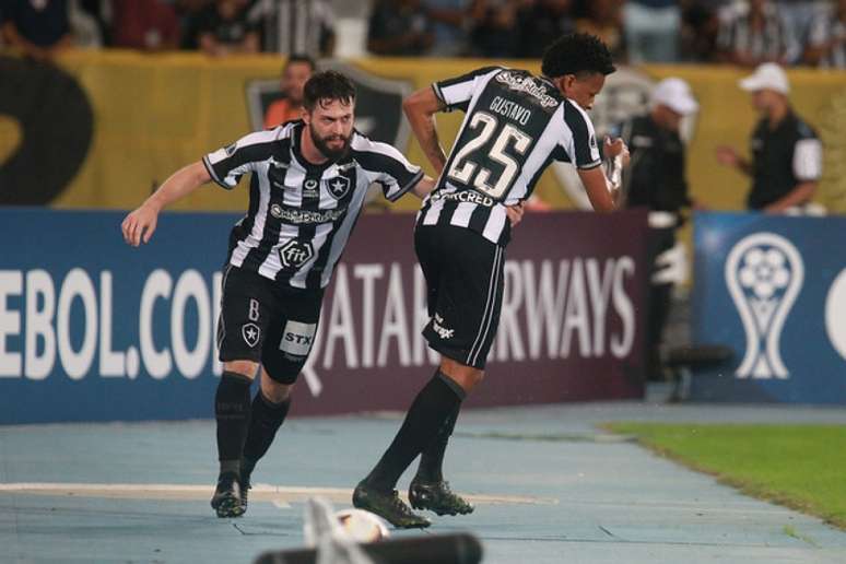 João Paulo e Bochecha disputam a última vaga no time titular (Foto: Vitor Silva/Botafogo)