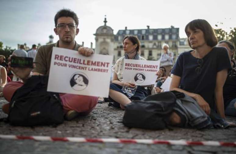 Cristãos fazem vigília por Vincent Lambert em Paris, em 10 de julho