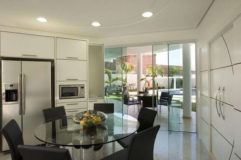 20. O armário de cozinha modulado é excelente para ambientes menores, mas também pode ser usado em uma cozinha bem espaçosa com bastante armários de cozinha.