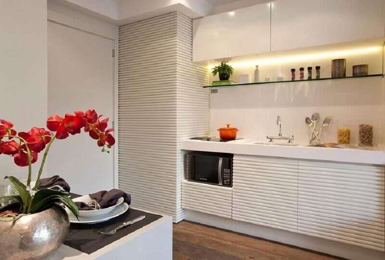 22. Armário de cozinha modulado para decoração clean em cozinha compacta