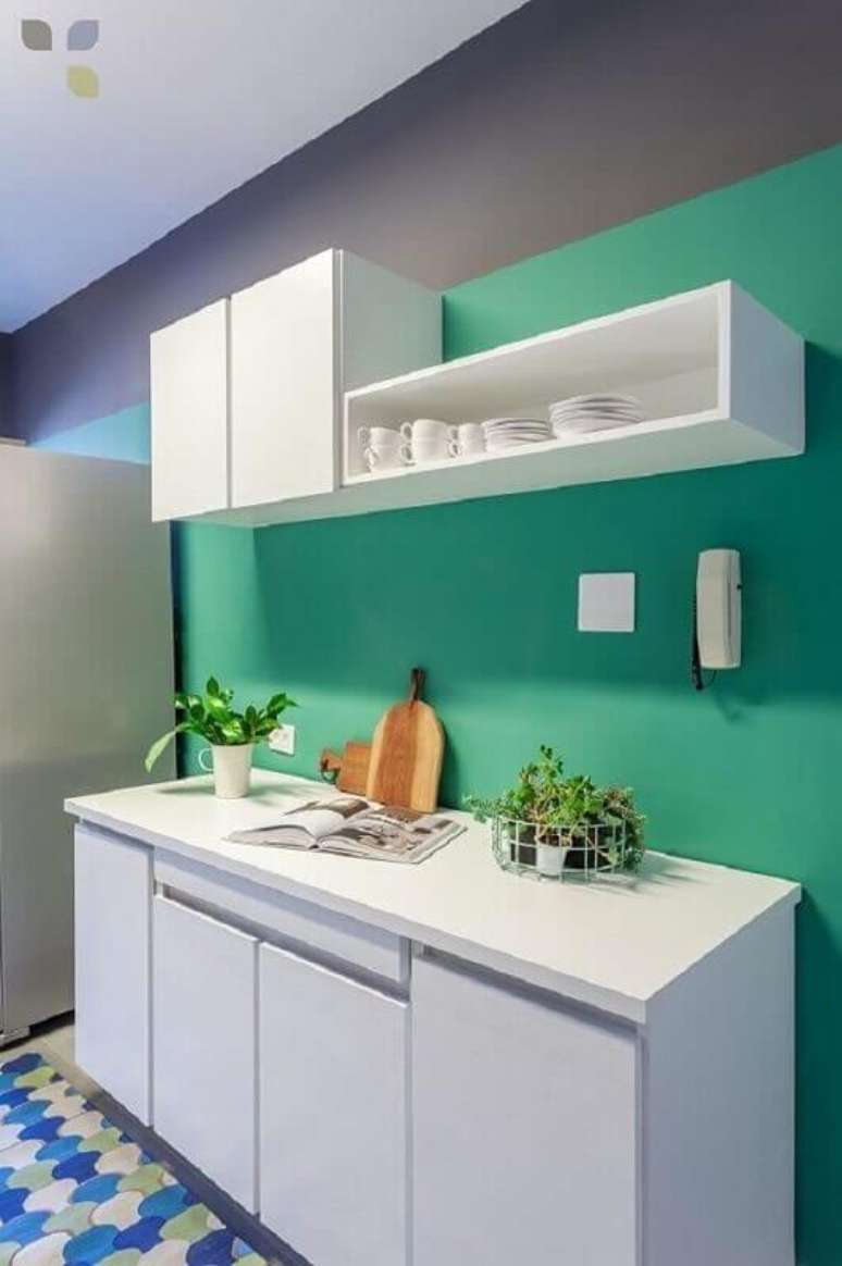 24. Decoração com armário de cozinha pequeno todo branco e parede pintada de verde água
