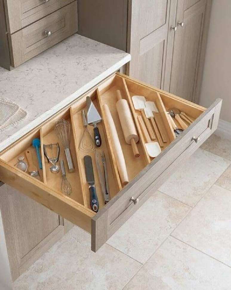 16. Modelo de armário onde as gavetas possuem vários tamanhos de divisórias. Não deixe esses detalhes de fora dos seus armários de cozinha!