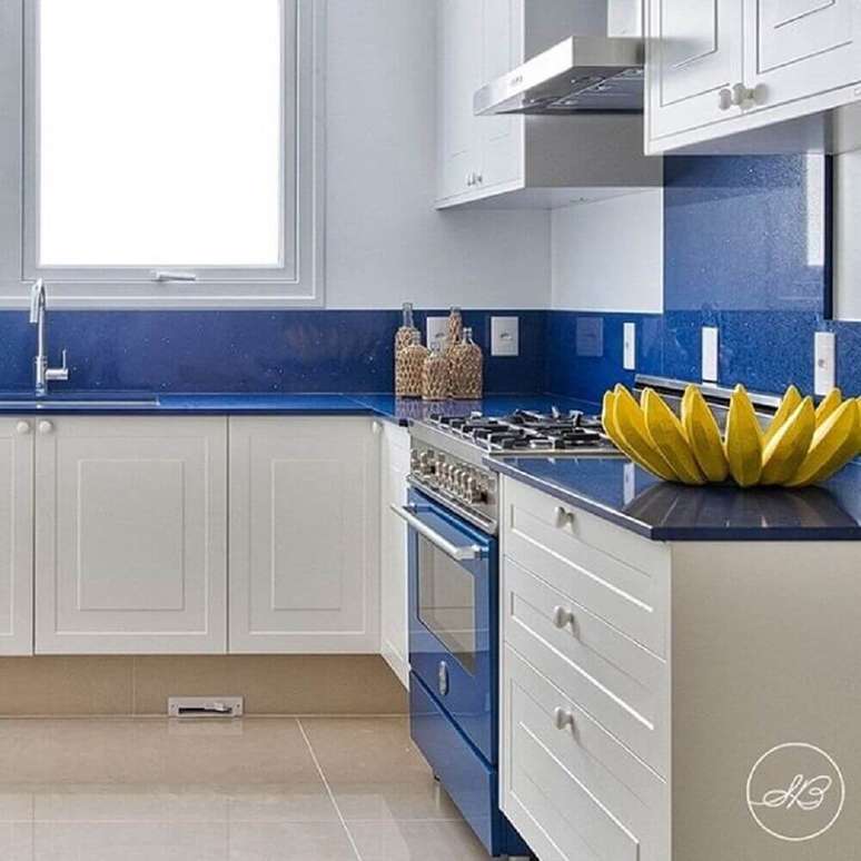 28. Arm&aacute;rios de cozinha com decora&ccedil;&atilde;o azul e branco