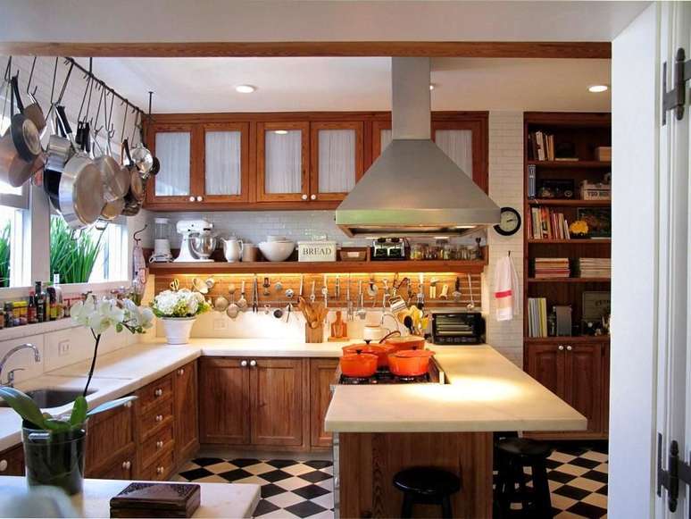 29. Decora&ccedil;&atilde;o com arm&aacute;rios de cozinha de madeira e piso preto e branco