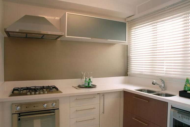 34. Cozinha compacta planejada com armário de cozinha de parede