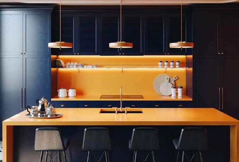 35. Decoração preta e laranja para cozinha com armário de cozinha planejado