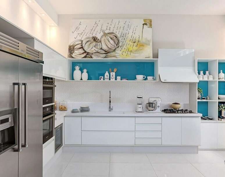 37. Decora&ccedil;&atilde;o clean com arm&aacute;rio de cozinha planejado com revestimento azul por dentro