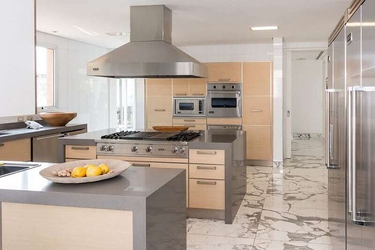 38. Cozinha com ilha e modelo de arm&aacute;rio de cozinha planejado