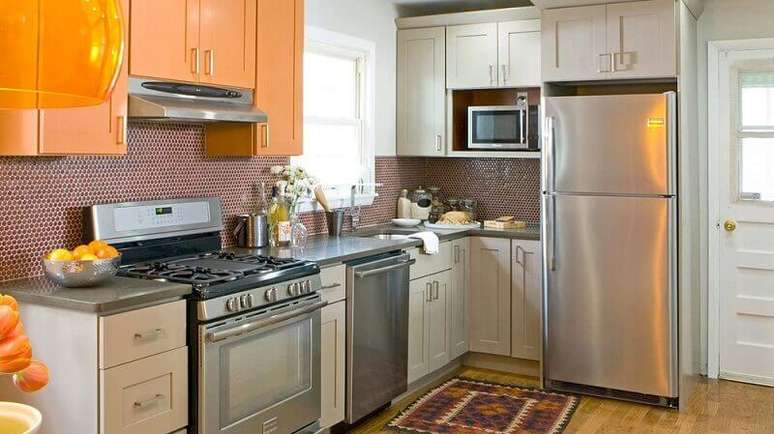 48. Que tal utilizar cores diferentes nos armários de cozinha ?