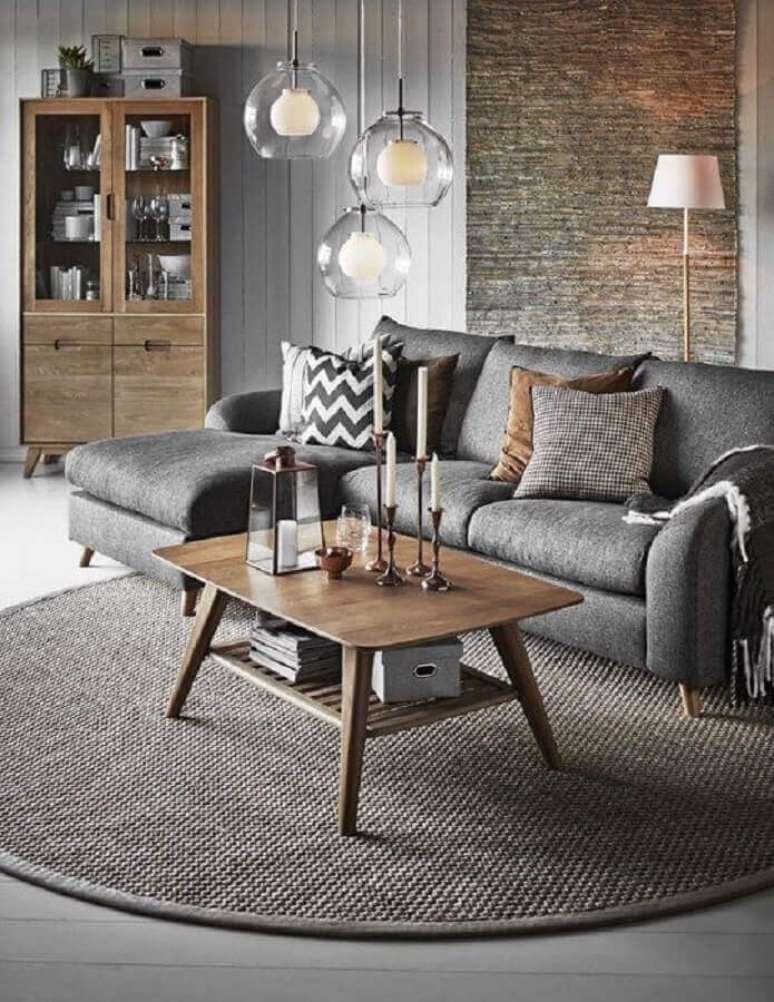 44. Decoração com tapete redondo para sala com sofá cinza e mesa de centro de madeira – Foto: AMC Construtora
