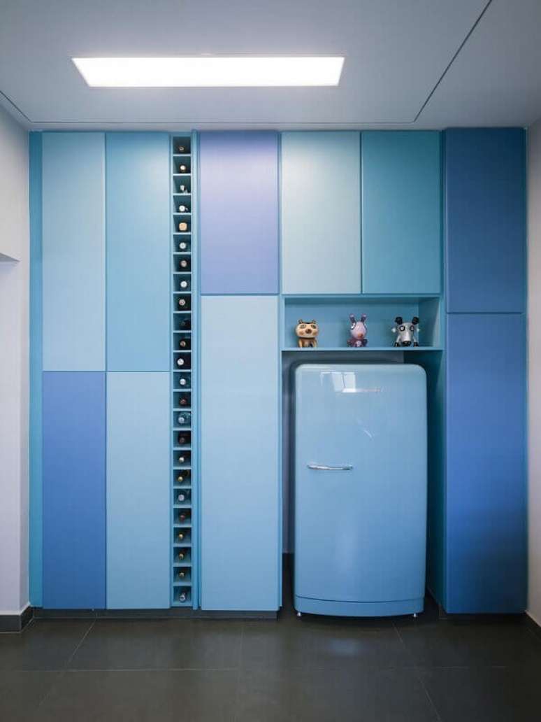 51. Decoração com armário de cozinha planejado azul com espaço para adega