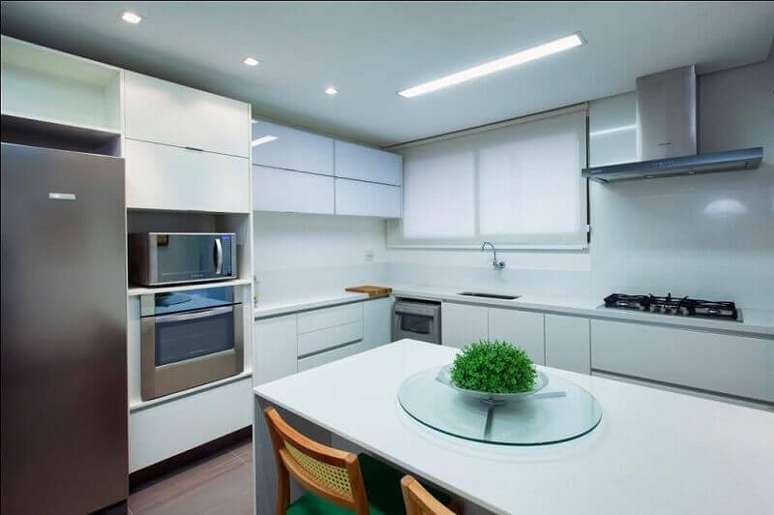 53. Cozinha branca com armário de cozinha planejado