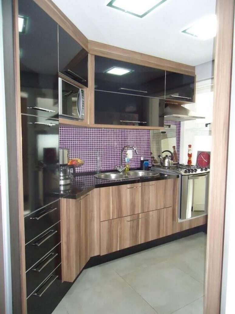 56. Cozinha com decoração simples e armário de cozinha modulado