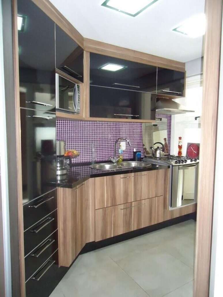 56. Cozinha com decora&ccedil;&atilde;o simples e arm&aacute;rio de cozinha modulado