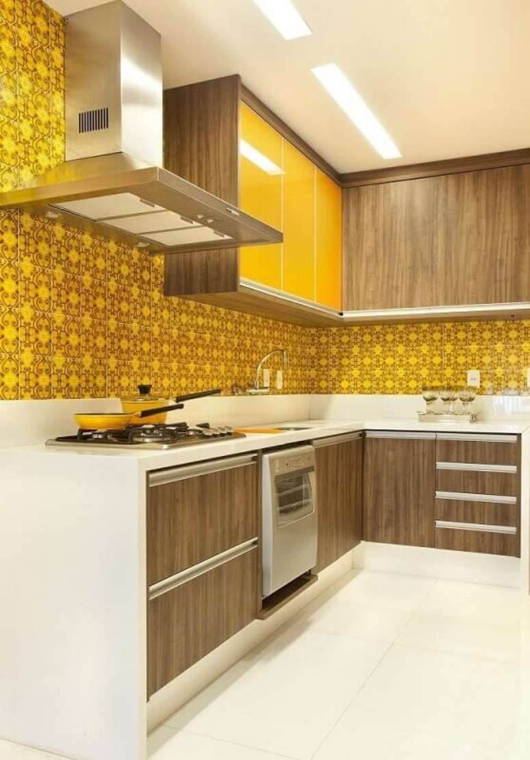 60. Decoração de cozinha com azulejo hidráulico e armário de cozinha planejado