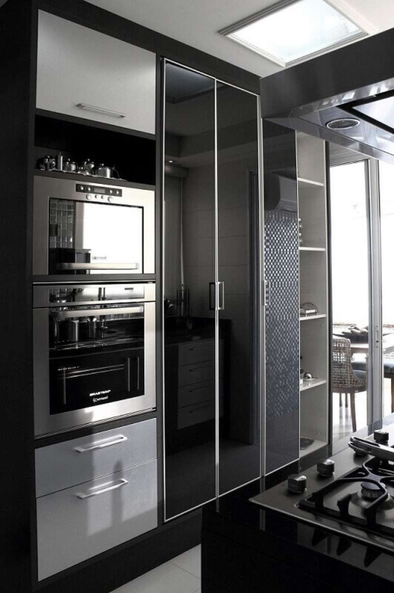 62. O armário de cozinha planejado é bem parecido com o armário de cozinha modulado