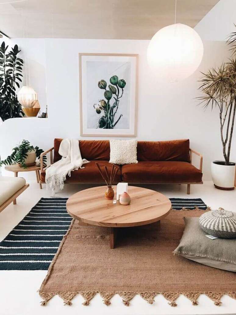 46. Decoração de sala de estar com dois tapetes diferentes e sofá marrom – Foto: Cut & Paste