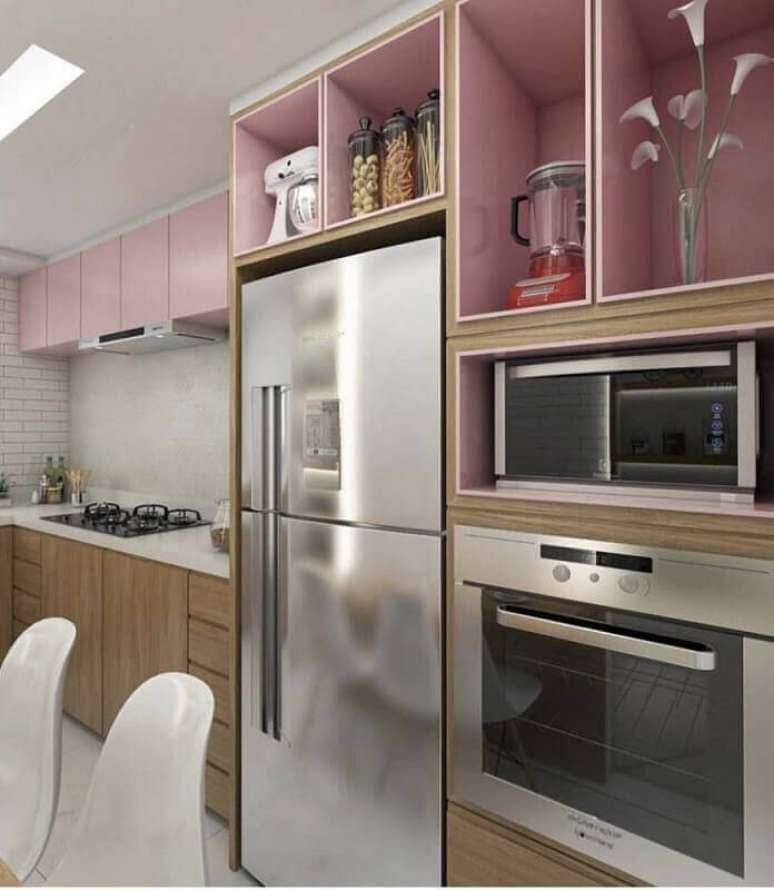 63. Em cozinha com armário de cozinha planejado é possível planejar um espaço para o forno e para o microondas