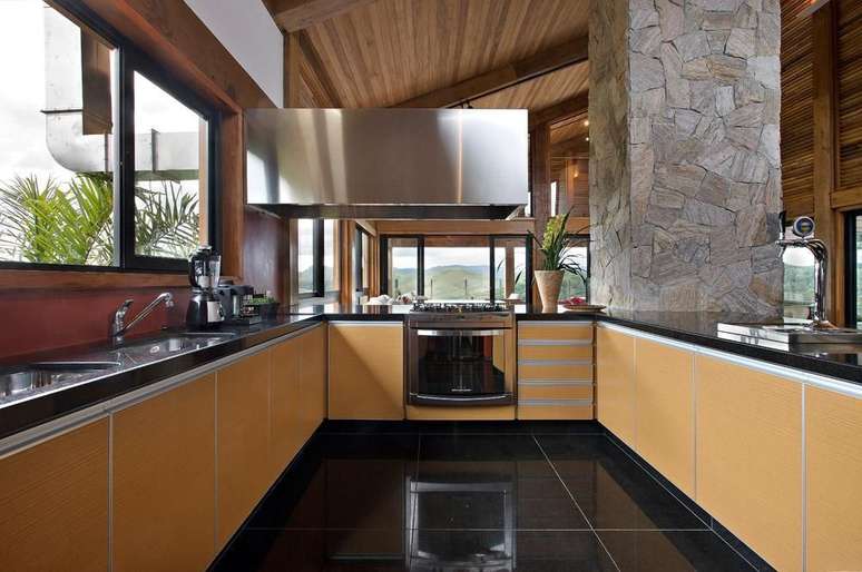 67. a decoração rústica com armário de cozinha modulado em tons de amarelo deixa os armários de cozinha ainda mais lindos!