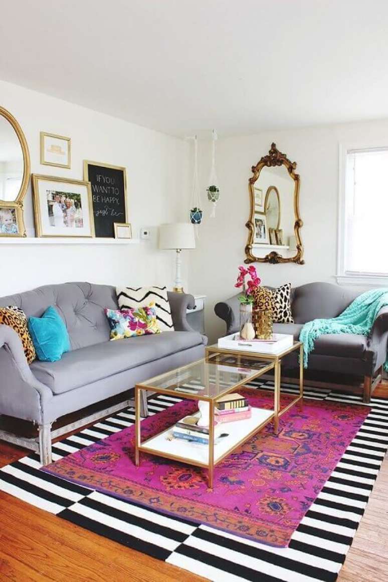 52. Sala de estar simples decorada com sofá cinza e dois tapetes com cores e estampas diferentes – Foto: Wood Save