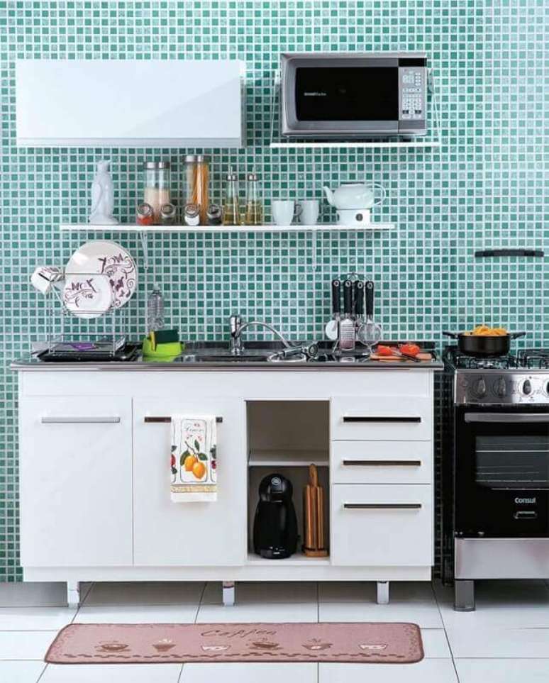 69. Modelo de armário de cozinha pequeno com decoração simples. Os armários de cozinha simples também ficam lindos na decoração!