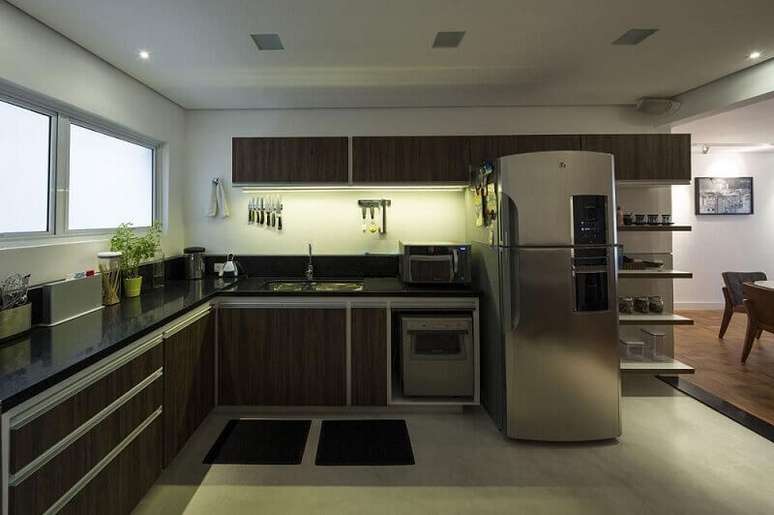 73. O armário de cozinha de parede pode receber luz de led embutida, o ideal para armários de cozinha.