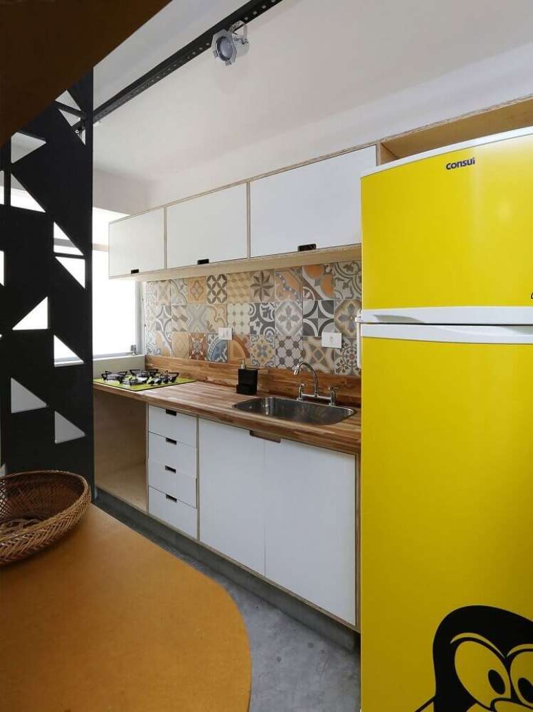 5. Decoração de cozinha com azulejo hidráulico e armário de cozinha modulado, perfeito para armário de cozinha compacta.