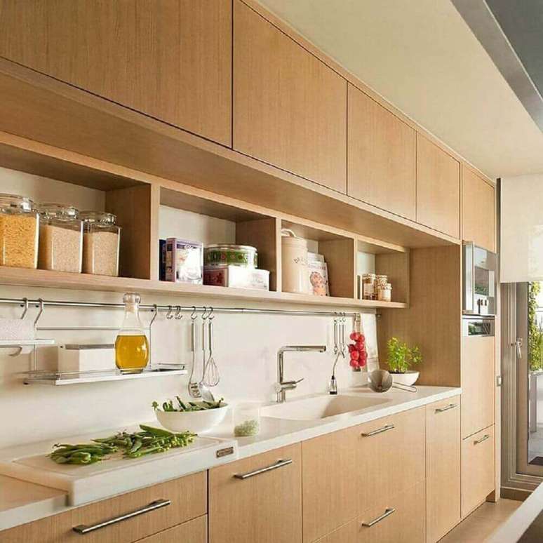 13. O armário de cozinha modulado todo feito em madeira traz uma sensação para o ambiente. Aposte nele para seus armários de cozinha!