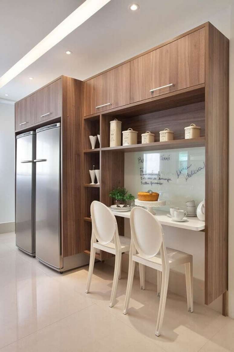 80. Aposte em armários de cozinha de parede de madeira, para ter armários personalizados e lindos