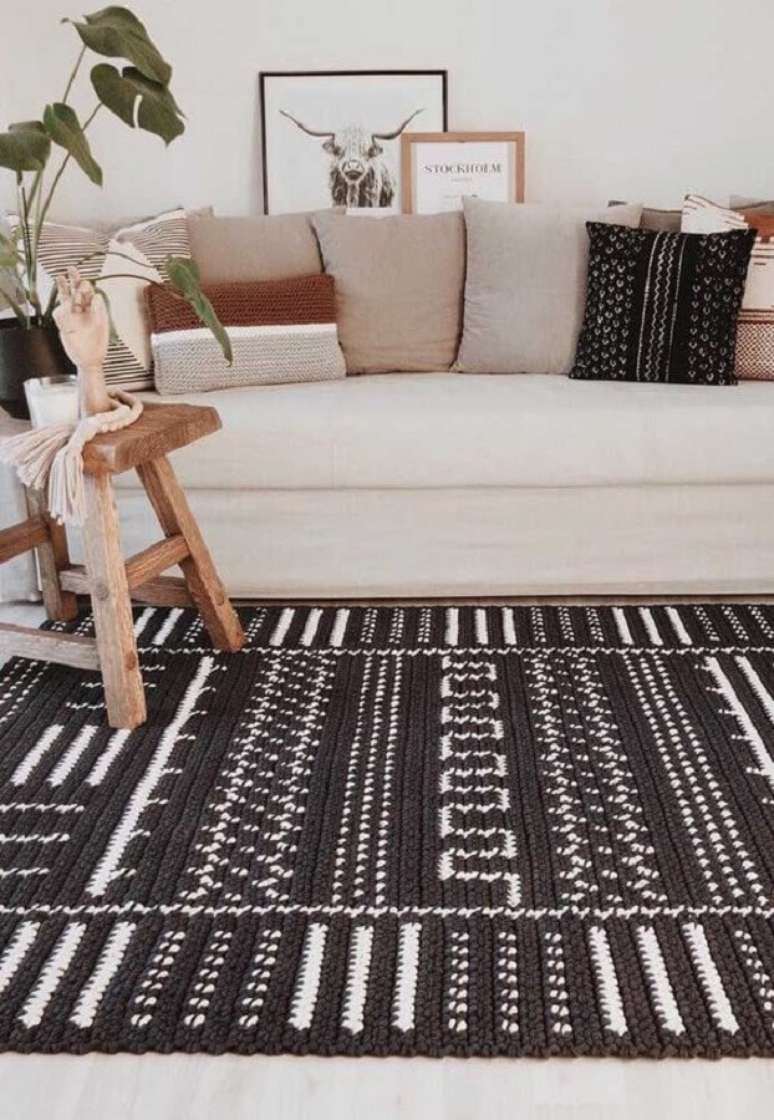 54. Modelo de tapete estampado para decoração de sala de estar – Foto: Pinosy