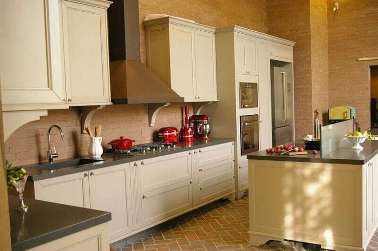 83. Cozinha branca com decoração clássica com armários de cozinha elegantes