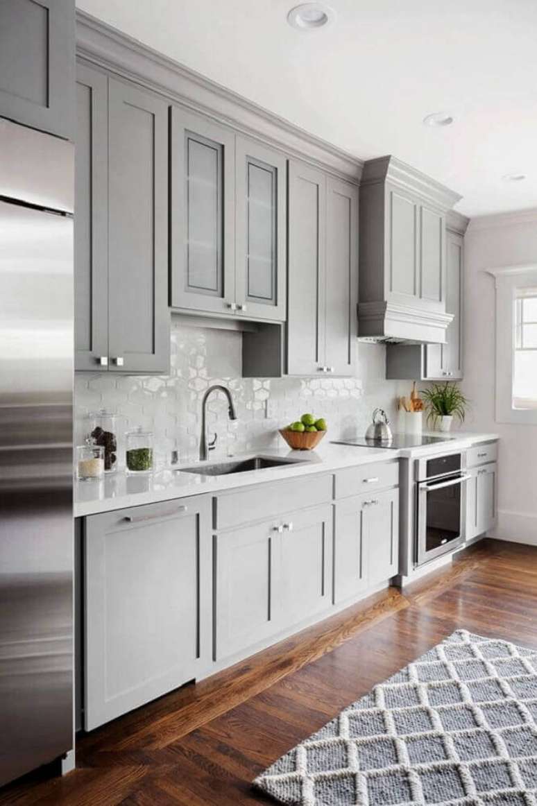 15. Puxadores e detalhes nas portas dos armários de cozinha podem deixar o ambiente com um estilo mais clássico