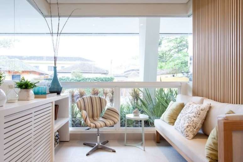 72. Modelos de sof&aacute; branco de madeira. Projeto de Sandra Picciotto