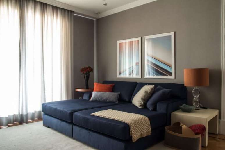 27. O azul marinho é utilizado na maioria dos modelos de sofá cama. Projeto de Marilia Veiga