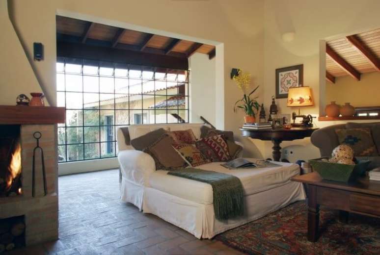 24. Alguns modelos de sof&aacute; cama&nbsp;ficam interessantes com capas. Projeto de Katia Perrone