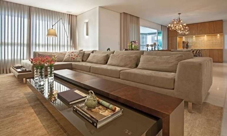 16. Modelos de sofá com chaise grande discreto em decoração sofisticada. Projeto de Eduarda Correa