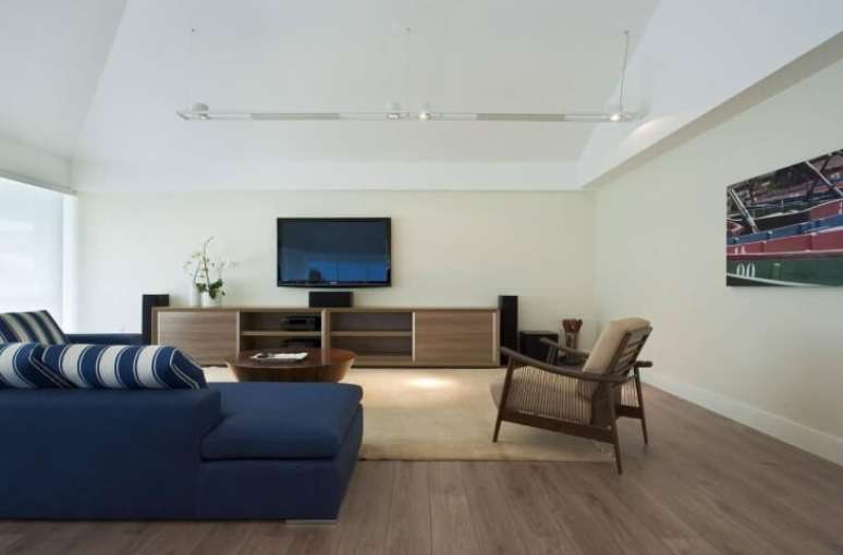 55. Modelos de sofá de canto azul como ponto focal da sala discreta. Projeto de Renata Basques