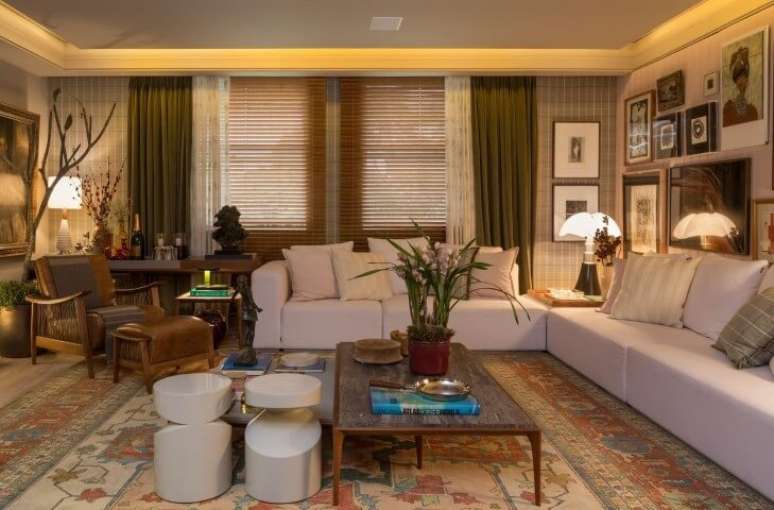 56.&nbsp; Modelos de sof&aacute;&nbsp;em L branco com abajur no canto. Projeto de Casa Cor 2016