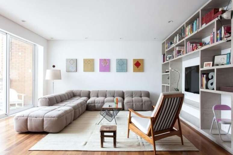 8. Modelos de sofá de canto grande em sala de TV. Projeto de Felipe Hess