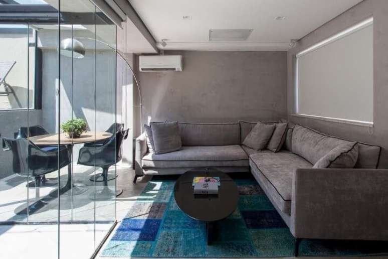 61. Modelos de sofá de canto cinza. Projeto de Tria Arquitetura