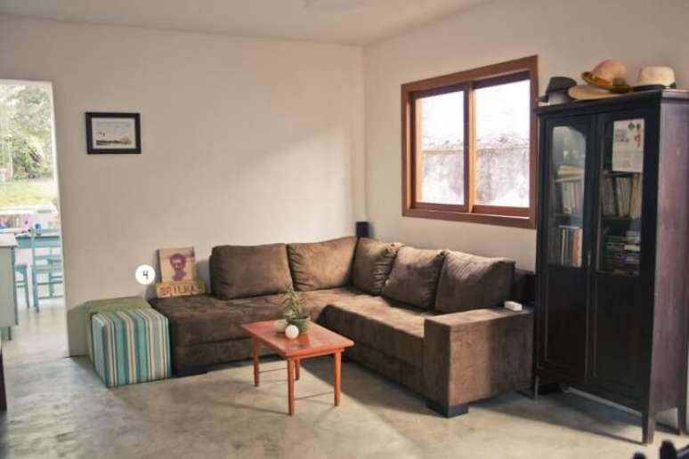 36. Modelos de sofá de canto marrom em sala simples. Projeto de Casa Aberta
